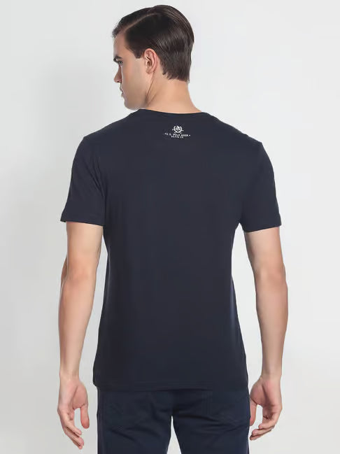 U.S. Polo Assn. Navy Blue Cotton Slim Fit Printed T-Shirt (यू.एस. पोलो नेव्ही ब्लू कॉटन स्लिम फिट प्रिंटेड टी-शर्ट)