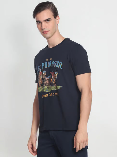 U.S. Polo Assn. Navy Blue Cotton Slim Fit Printed T-Shirt (यू.एस. पोलो नेव्ही ब्लू कॉटन स्लिम फिट प्रिंटेड टी-शर्ट)