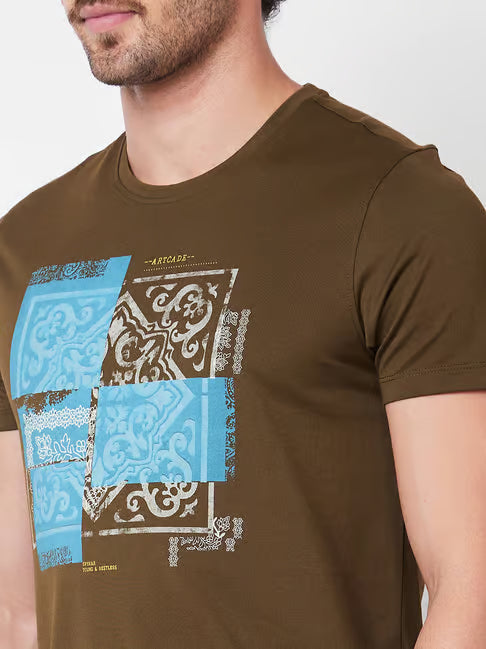 Spykar Slim Fit Graphic Print Crew T-Shirt (स्पायकर स्लिम फिट ग्राफिक प्रिंट टी-शर्ट)
