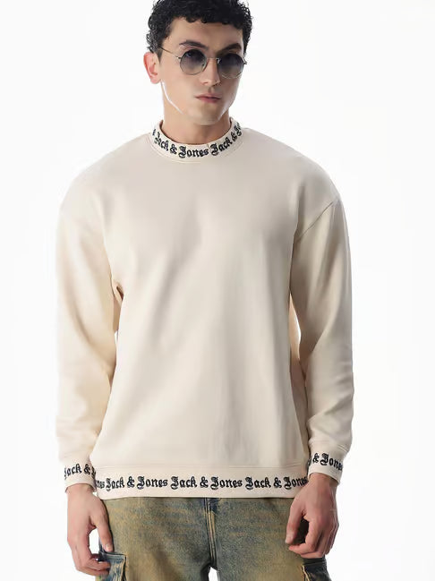 Jack & Jones Off White Oversized Sweatshirt (जॅक अँड जोन्स ऑफ-व्हाइट ओव्हरसाईज्ड स्वेटशर्ट)