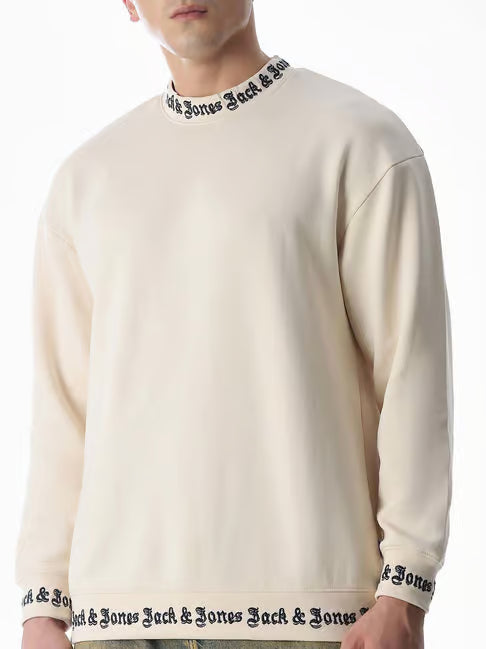 Jack & Jones Off White Oversized Sweatshirt (जॅक अँड जोन्स ऑफ-व्हाइट ओव्हरसाईज्ड स्वेटशर्ट)